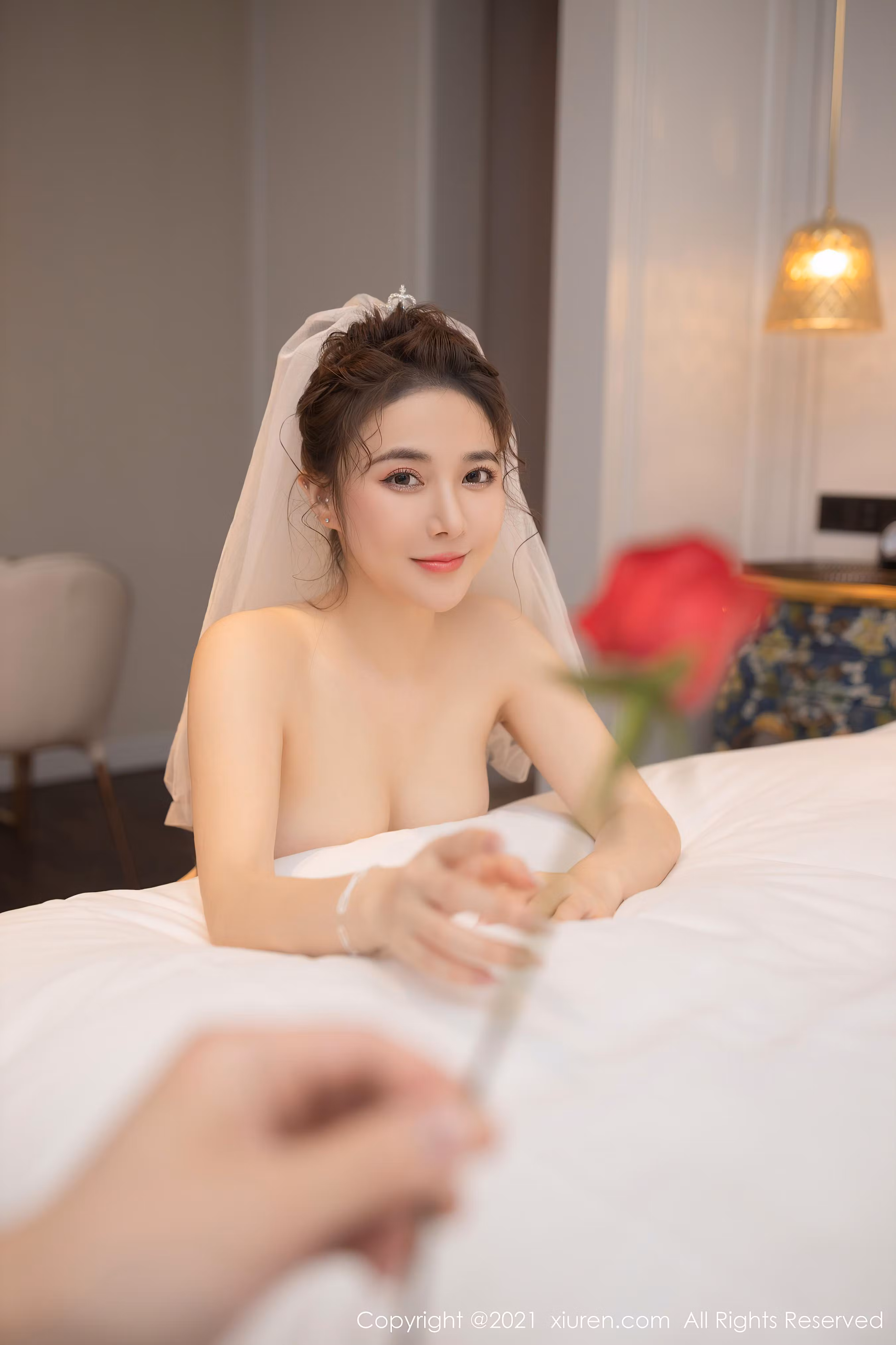 鱼子酱Fish头戴新娘白纱